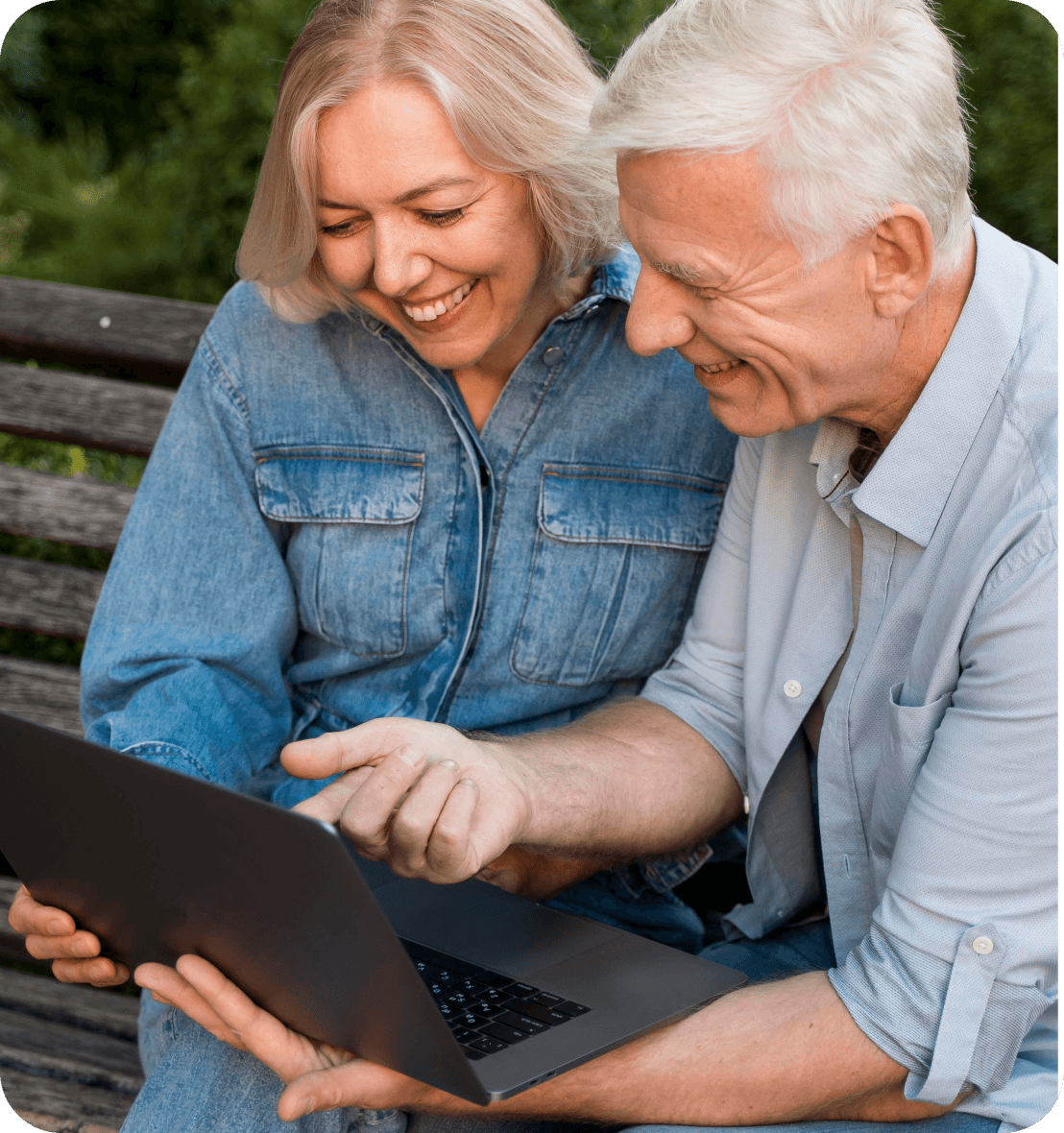 Coppia di anziani con laptop